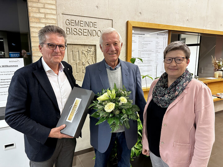Für sein beispielloses Engagement im Bereich der ländlichen Erwachsenenbildung erhielt Dr. Wolfgang Simon von Guido Halfter und Martina Storck, Gemeinde Bissendorf, Blumen zur Verabschiedung in den Ruhestand.
